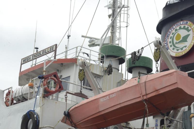 2 BARKO NA SANGKOT SA ‘PAIHI’ NG P20M UNMARKED FUEL, IN-IMPOUND NG CUSTOMS